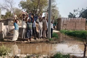 शाहजहांपुर: विकास कार्यों की जांच में प्रधानपति से भिड़े ग्रामीण, समझाकर किया शांत