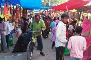 लखीमपुर खीरी: ईद को लेकर बाजारों में दिखी धूम, खरीदारों के साथ दुकानदारों के भी खिले चेहरे