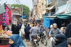 कासगंज: ईद की तैयारियों के चलते बाजारों में रौनक, खरीदारी में जुटे लोग 