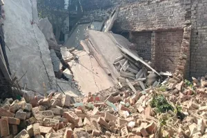 घरेलू सिलेंडर ब्लास्ट : तेज धमाके से मकान की छत उड़ी, भरभरा कर गिरी दीवार