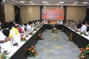 IT हब बनाएं, सुगम यातायात सुनिश्चित कराएं; CM Yogi ने गो-तस्करी, लव जिहाद, भू-खनन माफिया पर सख्त कार्रवाई के दिए निर्देश... 