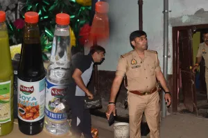 Bareilly: हिस्ट्रीशीटर को पकड़ने गई पुलिस की फटी रह गईं आंखे ! घर में चल रहा था ये धंधा