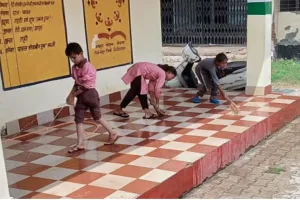 रामपुर: सरकारी स्कूल में पढ़ाई दरकिनार...बच्चों से करवाई जा रही सफाई 