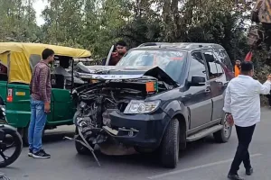 Amethi News :  सफारी व बाइक की भिड़ंत, चार घायल : दो की हालत नाजुक ट्रामा सेंटर रेफर 