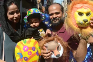 Holi 2025: भूत मुखौटा, मैजिकल मॉस्क और घुंघराले बाल; होली पर सजा रंग और पिचकारी के साथ आकर्षक आइटम का बाजार   