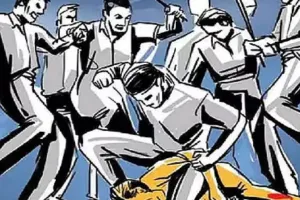 'युद्ध भूमि' बन गया लखनऊ विश्वविद्यालय, जमकर बरसे बैट, स्टंप और हॉकी 