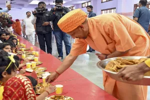 रामनवमी पर सीएम योगी ने किया, 'कन्या पूजन', पैर धूलकर लगाया टीका, कहा-जय हो देवी मैया 