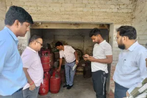 Bareilly: पूर्ति विभाग की टीम ने मारा छापा, खाद की दुकान में पकड़े 44 अवैध गैस सिलेंडर