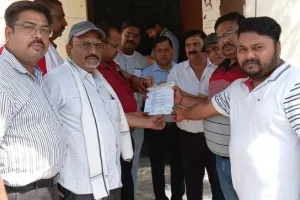 लखीमपुर खीरी: बिजली कटौती से बिलबिलाए लोग, व्यापार मंडल ने सौंपा ज्ञापन