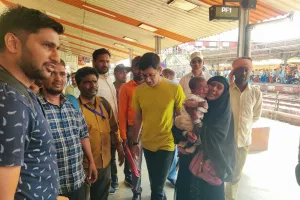 Bareilly: मां रह गई प्लेटफॉर्म पर, बच्ची ट्रेन में...ममता की पुकार पर GRP ने दोनों को मिलाया