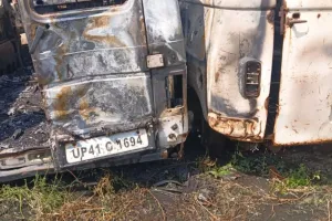 मुरादाबाद: स्वास्थ्य केंद्र में दो एंबुलेंस में अचानक लगी आग, जलकर राख