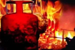 शाहजहांपुर: गैस सिलेंडर में लगी आग से परिवार के पांच लोग झुलसे, एक की हालत नाजुक