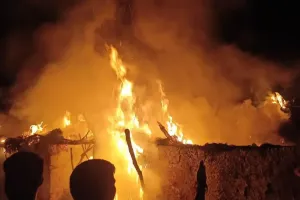 लखनऊः चूल्हे की चिंगारी ने जलाई गृहस्थी, जलकर खाक हुआ आशियाना