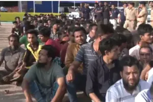 गुजरात में अवैध प्रवासियों के खिलाफ पुलिस का एक्शन जारी, अहमदाबाद और सूरत में पकड़े गए हजार से अधिक संदिग्ध