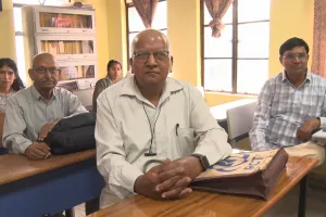 पढ़ाई की कोई उम्र नहीं... बैग लेकर स्कूल पहुंचे बुजुर्ग, CSU में कर रहे पढ़ाई