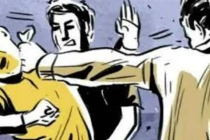 हनुमान सेतुः भंडारे की लाइन में आगे लगने के झगड़े में युवक की चाकू से गोदकर हत्या, राहगीरों ने हत्यारोपी को दौड़कर पकड़ा