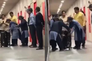 प्रेमिका को सूटकेस में छिपाकर हॉस्टल ले जा रहा था छात्र, लेकिन ऐसे पकड़ा गया, देखें Video