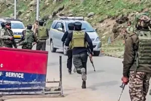 Jammu-Kashmir: कुपवाड़ा में आतंकवादियों ने किया हमला, घर में घुस कर सामाजिक कार्यकर्ता को मारी गोली, मौत