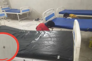 हर महीने हजारों खर्च करने के बाद भी बेड पर लोट रहे कीडे मकौड़े, बलरामपुर अस्पताल का हाल बदहाल