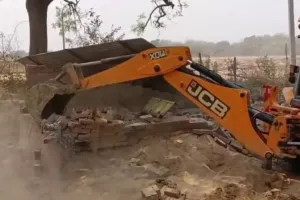 फतेहपुर ट्रिपल मर्डर केस में बुलडोजर एक्शन, गिराया गया अवैध निर्माण 