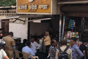 हजरतगंज के मशहूर बाजपेई कचौड़ी भंडार पर GST का छापा, सील हुई दुकान