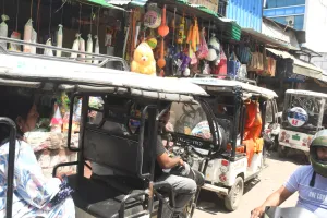 ई-रिक्शा चालकों की दबंगई देखनी हो आलमबाग वार्ड आइए... दुकानों के बाहर लगी कतार, जाएं तो जाएं कहां  