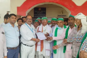 ट्रेनों के ठहराव की मांग को लेकर व्यापारी और किसान आंदोलित, कहा- मांगे पूरी न करने पर जन आंदोलन और चक्का जाम करने को होंगे विवश