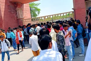 पुनर्वास विश्वविद्यालय में छात्रों का धरना, मिड सेमेस्टर और सेमेस्टर परीक्षा साथ कराने को लेकर भड़ते छात्र