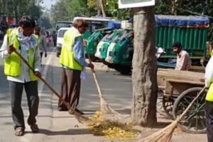 फर्जी अटेंडेंस पर लगेगी रोक, कार्यदायी संस्थाओं के कर्मचारियों को नगर आयुक्त ने दी चेतावनी, होगी कड़ी कार्रवाई