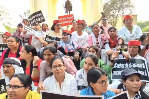 अखिलेश यावद को 'टोंटी चोर' बोलने पर भड़की सपा की महिला विंग, जूही सिंह, सुमैया राणा समेत 25 पर दर्ज FIR, जानें पूरा मामला