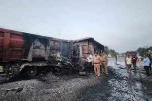 अयोध्याः आपस में टकराए तीन डंपर, लगी भीषण आग, दो की मौत