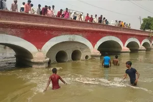 Hardoi: रेलवे ब्रिज से नहर में छलांग लगाते ही आंखो से ओझल हुआ किशोर, घंटो बाद भी नहीं मिला कोई सुराग, सर्च अभियान जारी