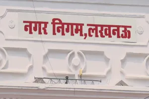 लखनऊः आशियाना में नगर निगम की गाड़ियों पर हुआ पथराव, खजाना मार्केट में अवैध अतिक्रमण हटाने पहुंचे थे अधिकारी 