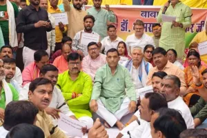 सपा पोस्टर विवादः अंबेडकर के अपमान पर भाजपा में उबाल, अंबेडकर प्रतिमा के सामने किया धरना