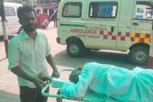 लखनऊः एंबुलेंस के इंतजार में स्ट्रेचर पर तड़पता रहा मरीज, KGMU ट्रामा सेंटर से किया गया था लारी कॉर्डियोलॉजी रेफर