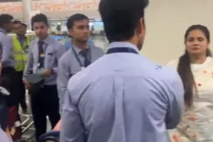 लखनऊः एयरपोर्ट पर यात्रियों ने किया हंगामा, समय से लगेज न मिलने पर जाहिर की नाराजगी