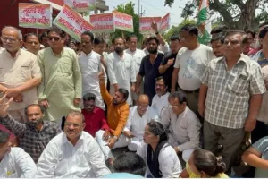 शाहजहांपुर: मूलभूत सुविधाओं की मांग पर गरजे कांग्रेस कार्यकर्ता, नगर आयुक्त को सौंपा ज्ञापन