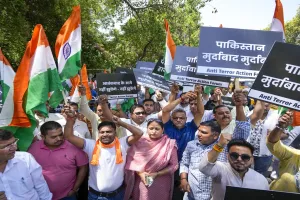 पहलगाम आतंकी हमला: दिल्ली में पाकिस्तान उच्चायोग के बाहर प्रदर्शन, मुर्दाबाद-मुर्दाबाद के लगे नारे... 