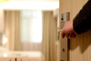 होटल में मिले युवक-युवती, थाने में हिंदूवादियों का हंगामा