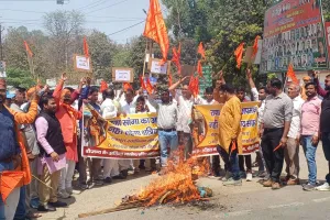 पीलीभीत: क्षत्रिय महासभा ने सपा सांसद का फूंका पुतला, सदस्यता समाप्त करने की मांग को सौंपा ज्ञापन