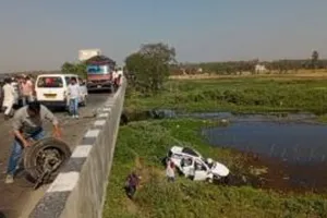 अमरोहा : असम हाईवे पर टकराई तीन कार, एक पुल से नीचे गिरी...छह घायल