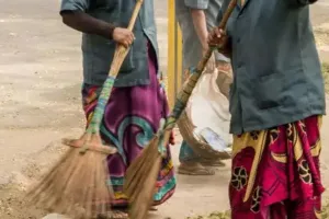 लखीमपुर खीरी: डीपीआरओ ने 24 सफाई कर्मियों का काटा एक दिन का वेतन