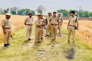 शाहजहांपुर: चौकी से चंद कदम की दूसरी पर युवक का अधजला शव मिलने से हड़कंप