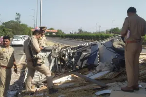 बरेली में हादसा: टाइल्स लदा ट्रक ई-रिक्शा पर पलटा, एक की मौत, अन्य घायल