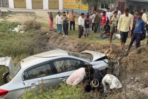 Bareilly: अनियंत्रित होकर तेज रफ्तार कार पुलिया के नीचे गिरी, चार लोग थे सवार