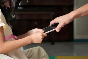 Bareilly: मोबाइल की वजह से बच्चे हो रहे ऑटिज्म का शिकार, हर महीने मिल रहे 40 से 50 केस