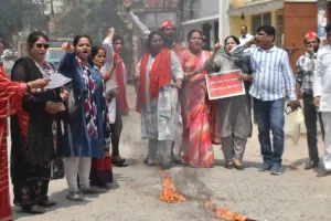 Bareilly: दिल्ली के सीएम का सपाइयों ने फूंका पुतला, पुलिस से नोकझोंक और धक्का-मुक्की