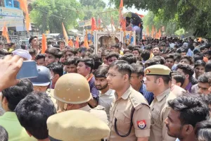 Bareilly: शोभायात्रा में बुलडोजर शामिल करने की जिद पर अड़े लोग, रोकने पर भड़के...जमकर हंगामा