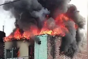 आग से पूरा घर हुआ खाक, देर से पहुंची दमकल 