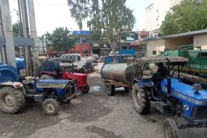 गर्मी के बीच पानी के लिए जंग जारी, टैंकर बने सहारा    